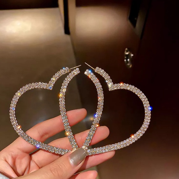 🌟 Silver Tone Oversized Heart Earrings - Picture 2 of 4